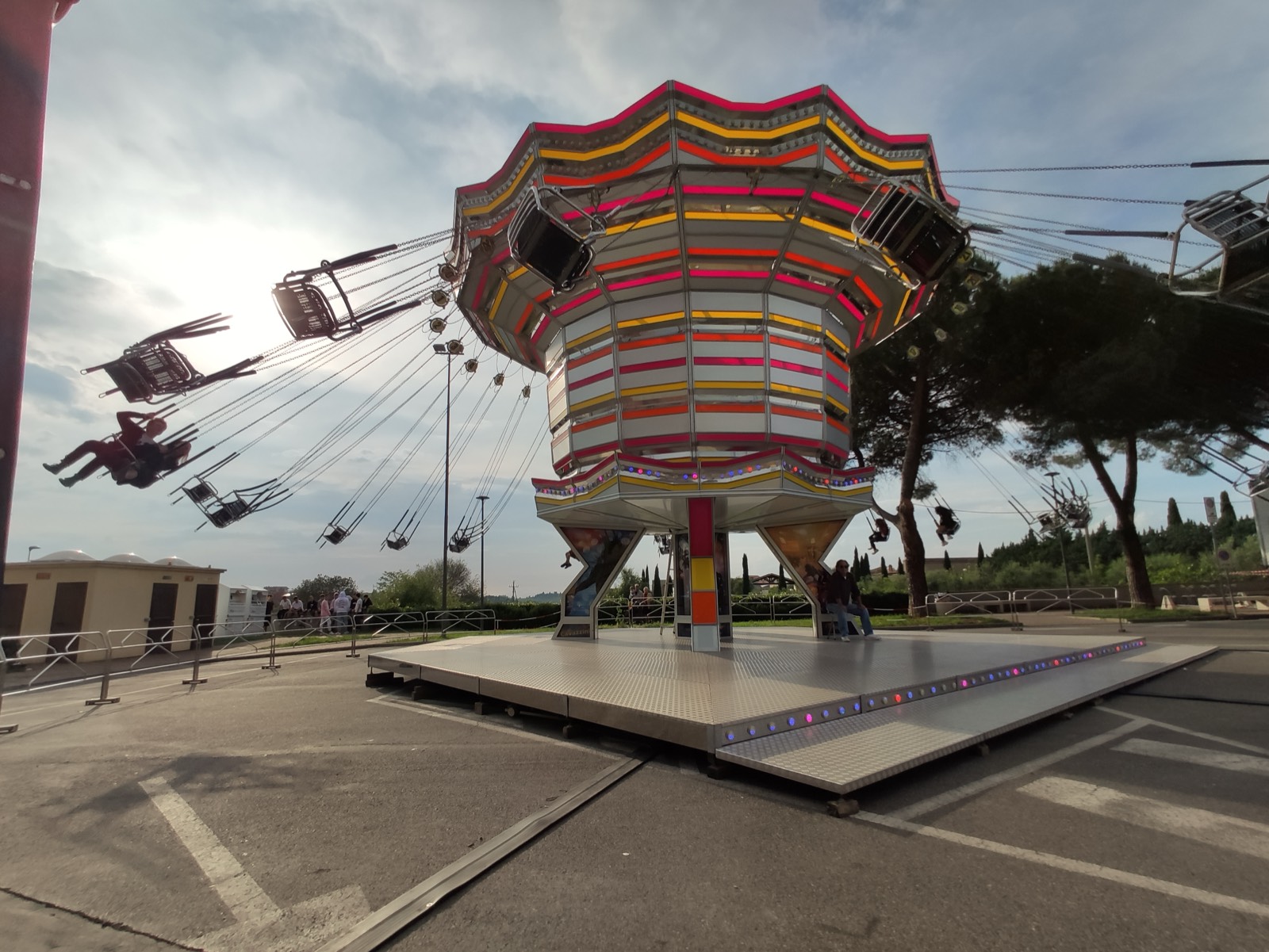 Giostra a catene in un luna park