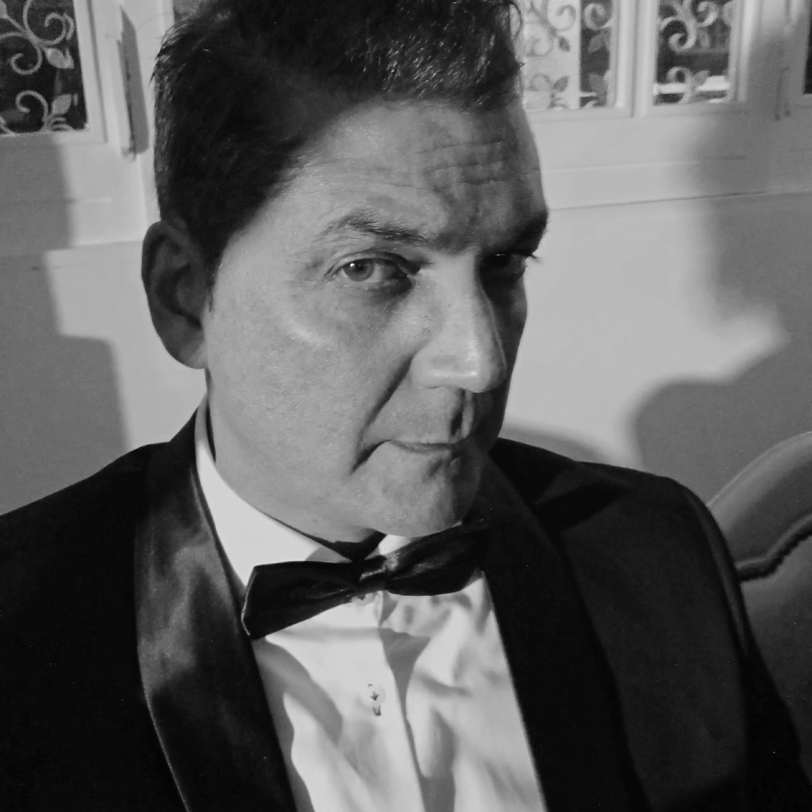 Ritratto in bianco e nero in smoking
