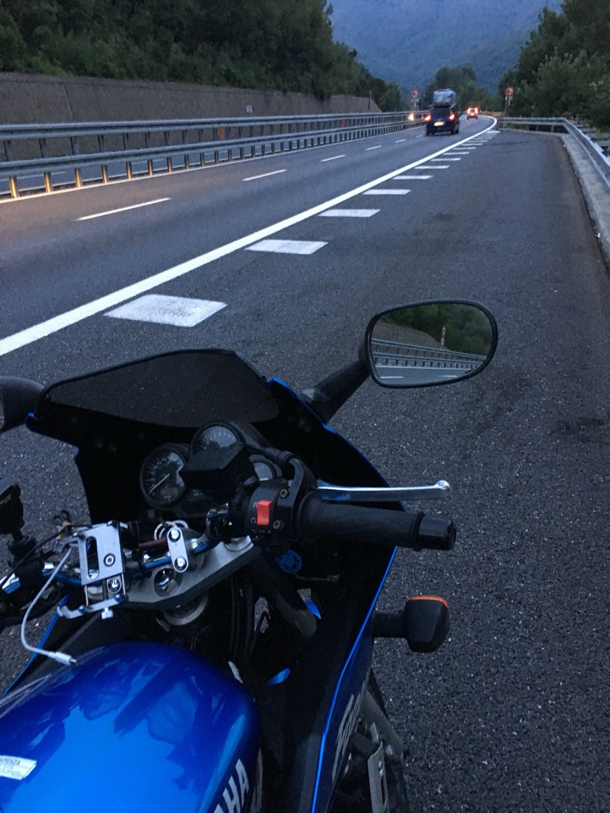 Sosta lungo l'autostrada verso il confine francese