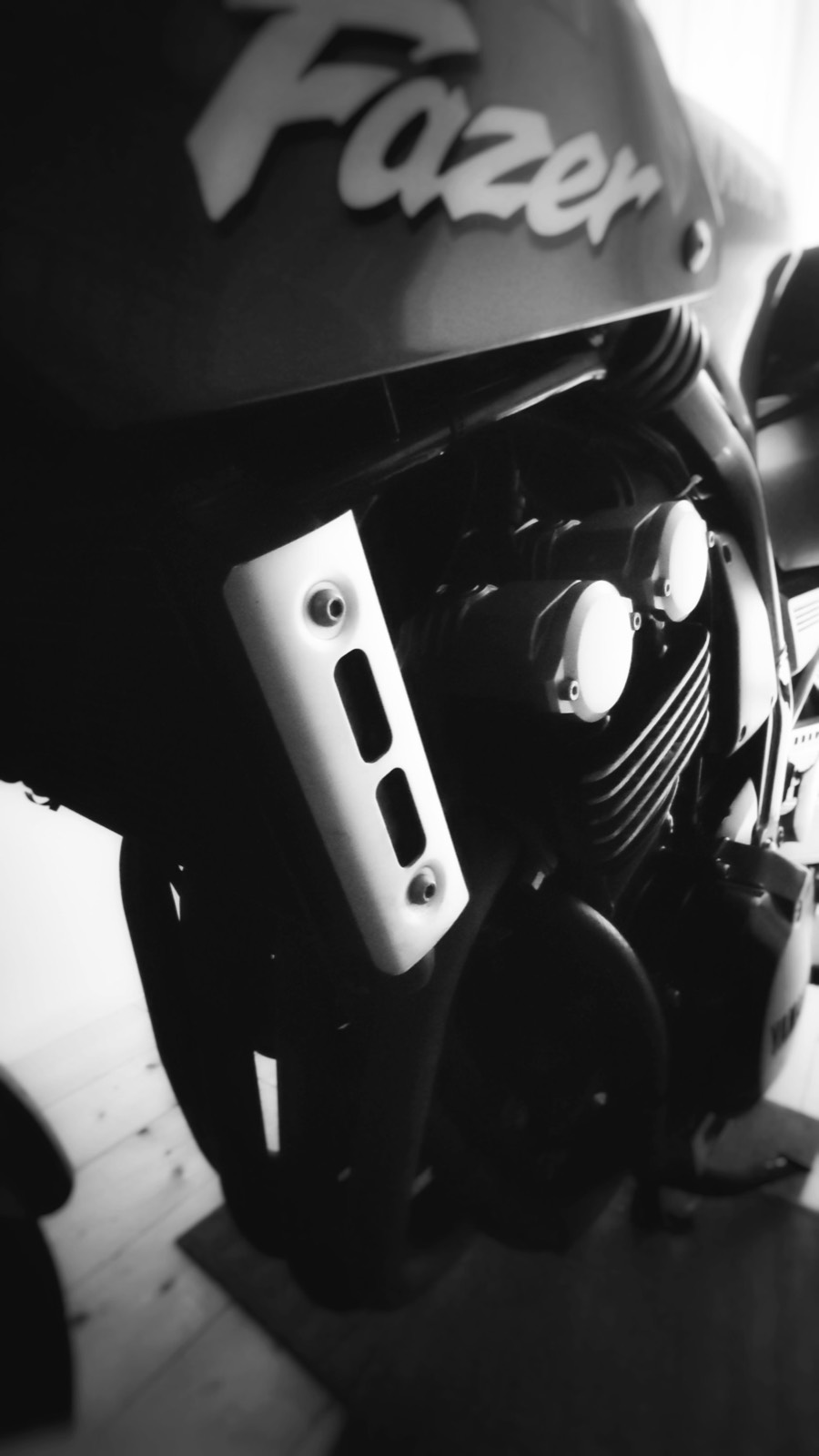 Dettaglio della Yamaha Fazer in bianco e nero