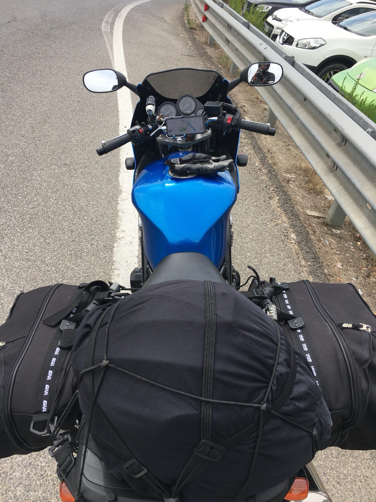 La moto carica, pronta per la partenza