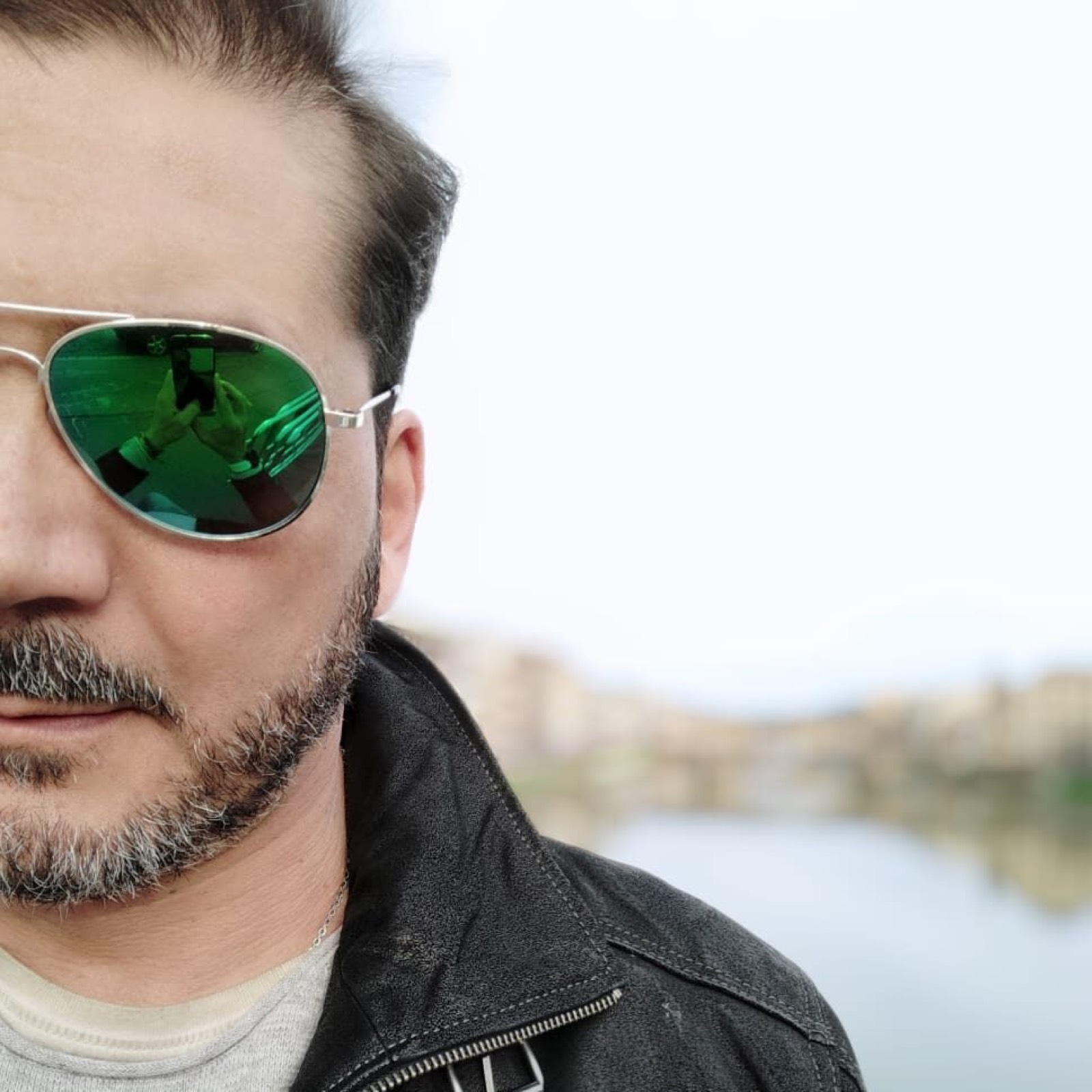 Ritratto di Fabrizio Lombardo sul lungarno a Firenze